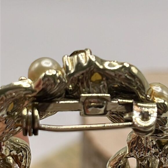 Vintage Gold Tone Wreath Brooch with Faux Pearl and Crystal Rhinestones - Picture 8 of 13
